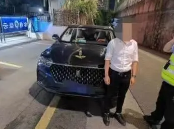 被查酒駕，他趕走代駕繼續(xù)開車，剛一轉(zhuǎn)角又碰上了執(zhí)勤交警